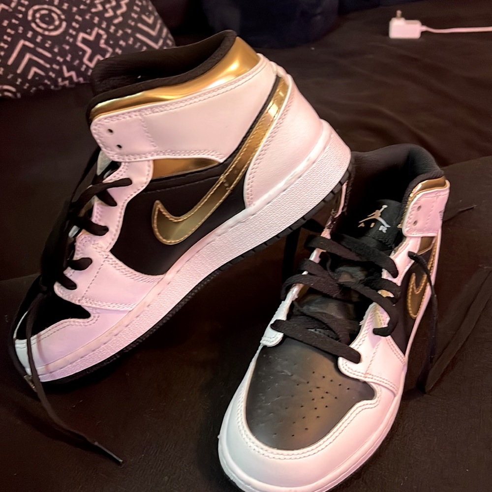 Jordan air 1 mid gold/black/white